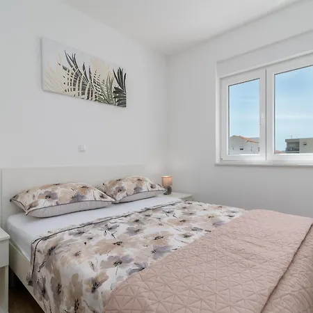 Apartment With Parking Space - 23453 Trogir