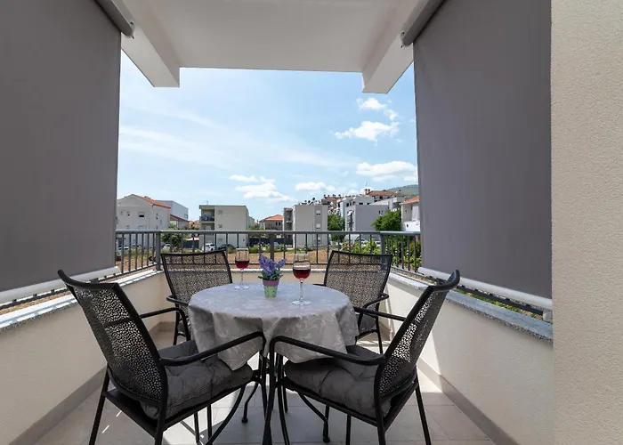 With Parking Space - 23453 * 特罗吉尔